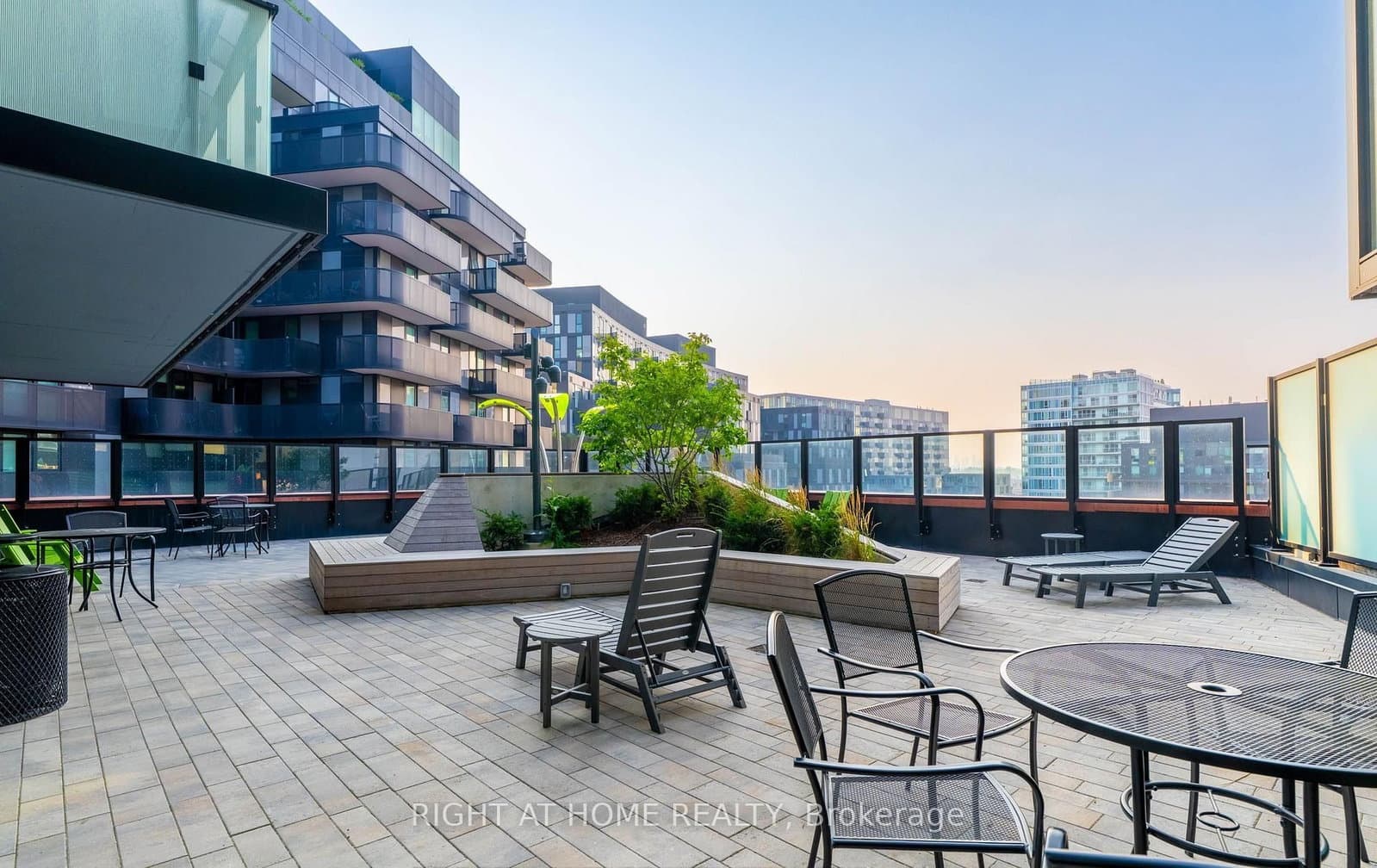 8 Tippett Road, Unit 202 thumbnail 10