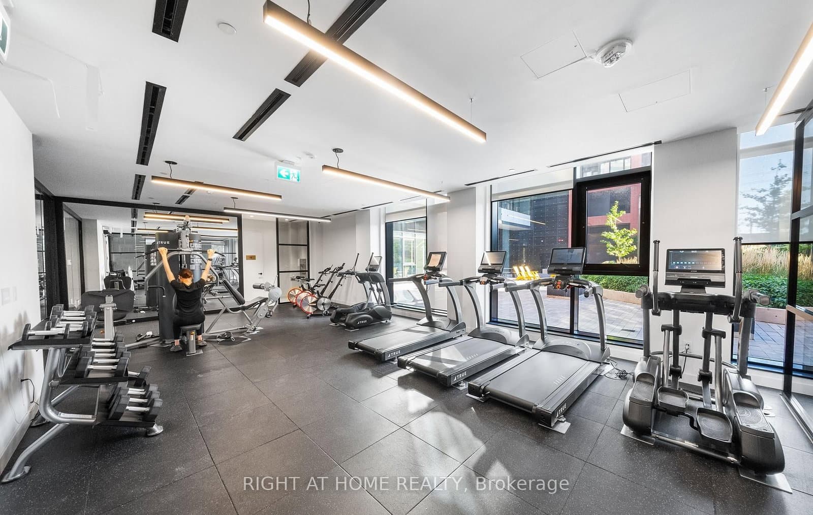 8 Tippett Road, Unit 202 thumbnail 4