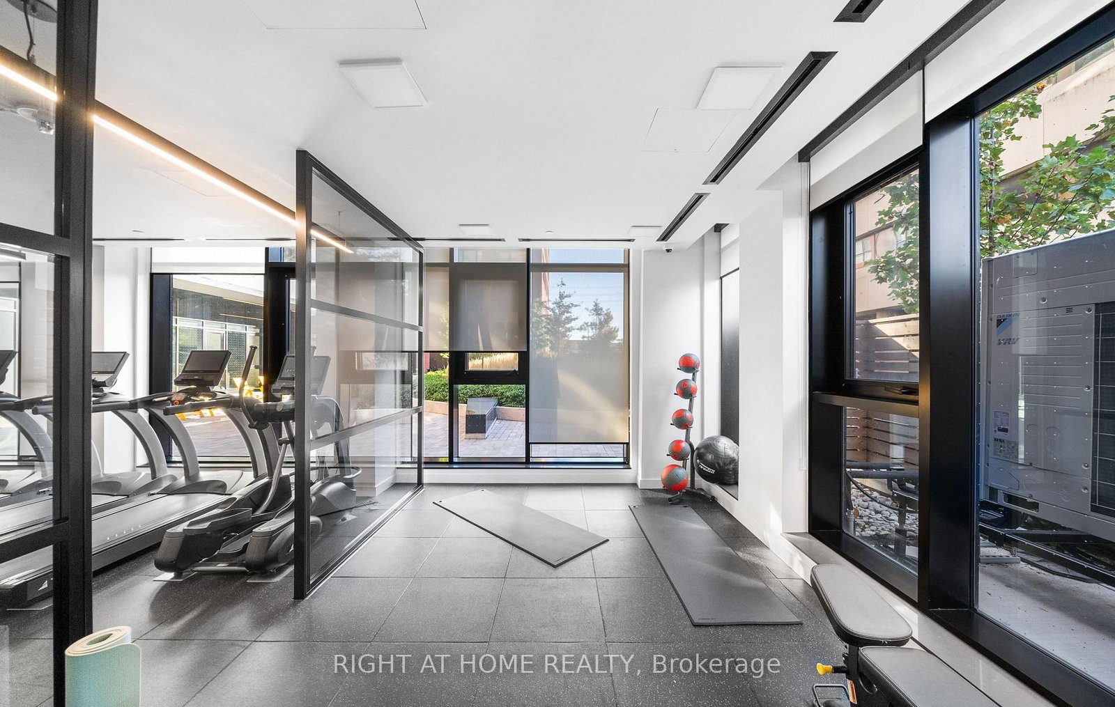 8 Tippett Road, Unit 202 thumbnail 5
