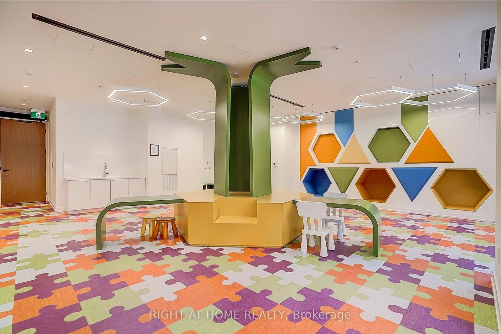 8 Tippett Road, Unit 202 thumbnail 8