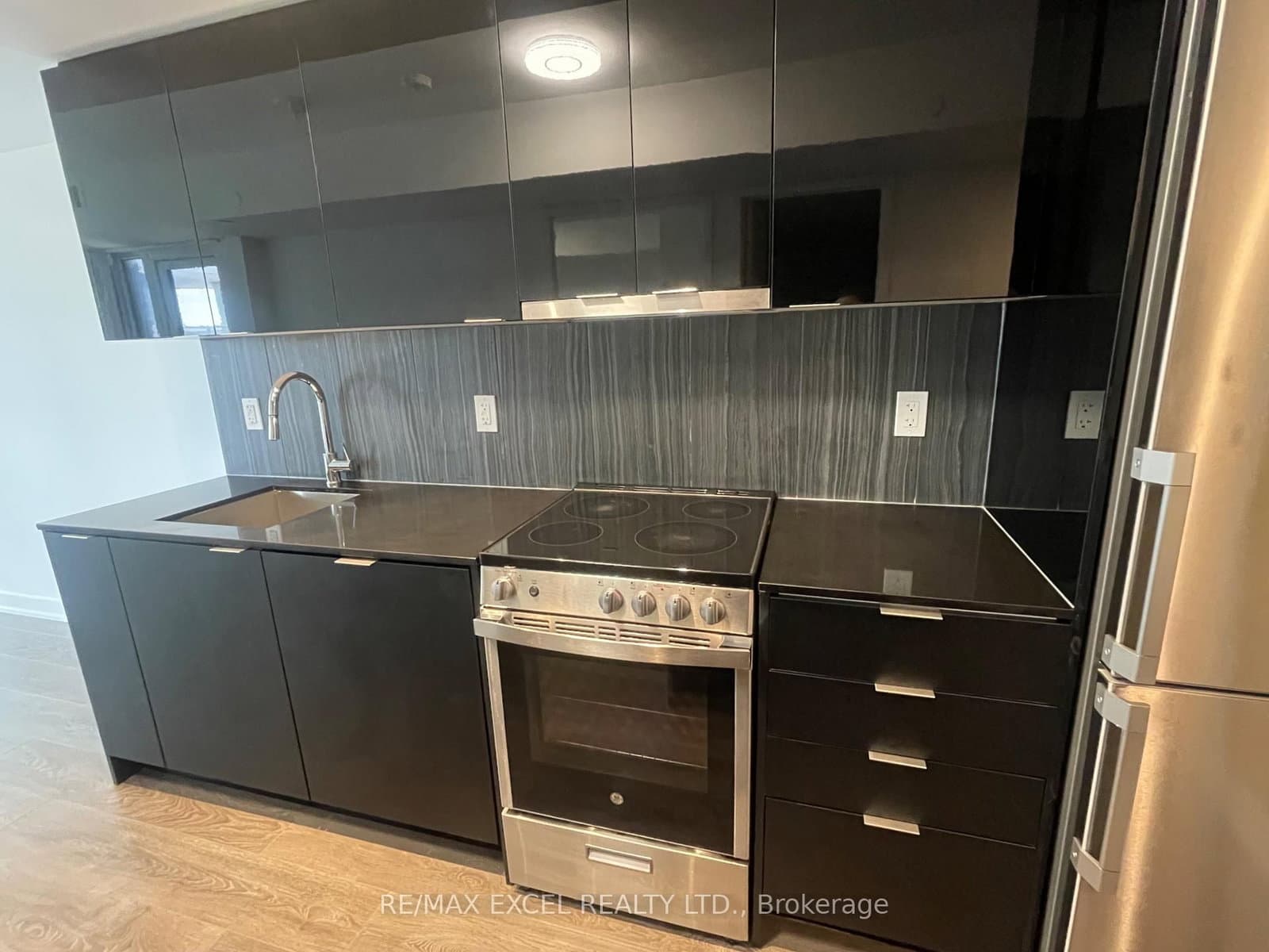 8 TIPPETT Road, Unit 422 thumbnail 3