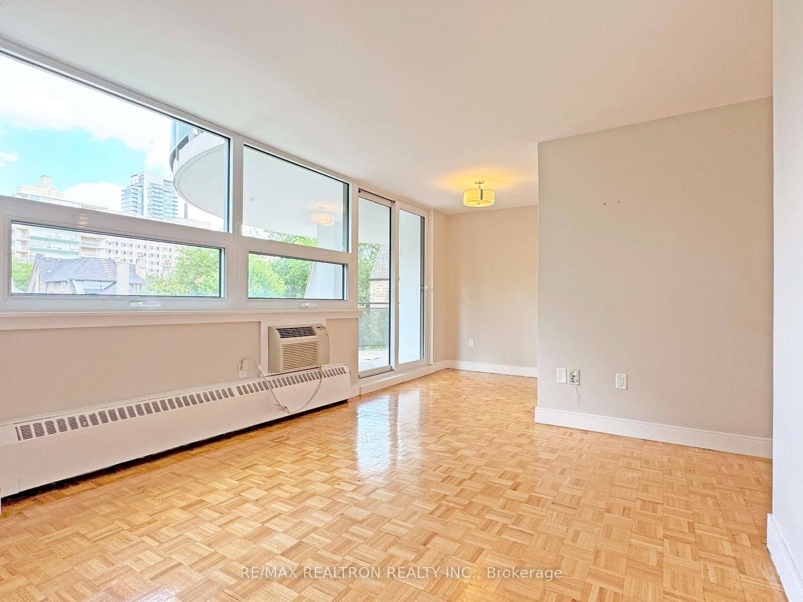 485 Huron Street, Unit 206 thumbnail 3