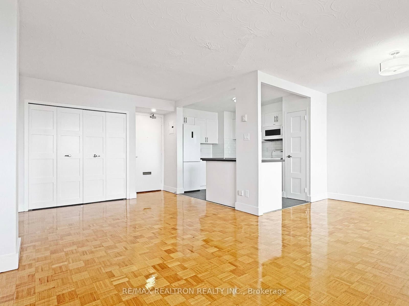 525 Eglinton Avenue E, Unit 903 - Image 1