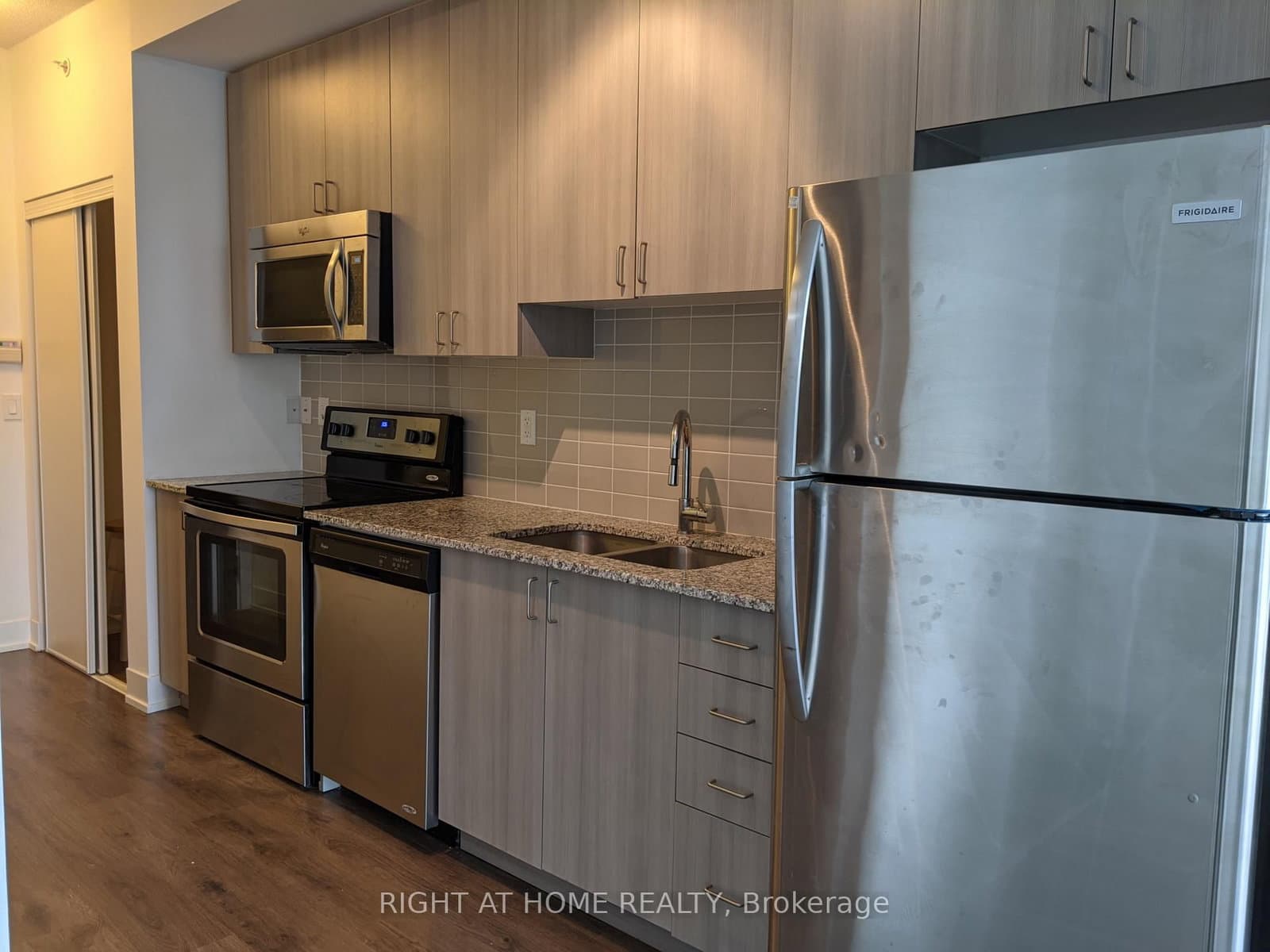 68 Merton Street, Unit 1010 thumbnail 3