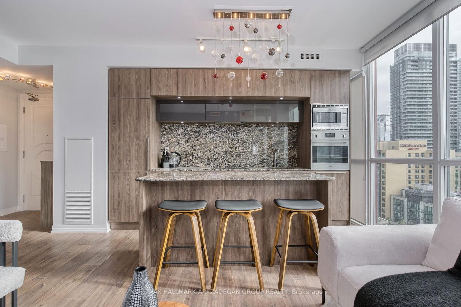 88 Blue Jays Way, Unit 1806 thumbnail 2