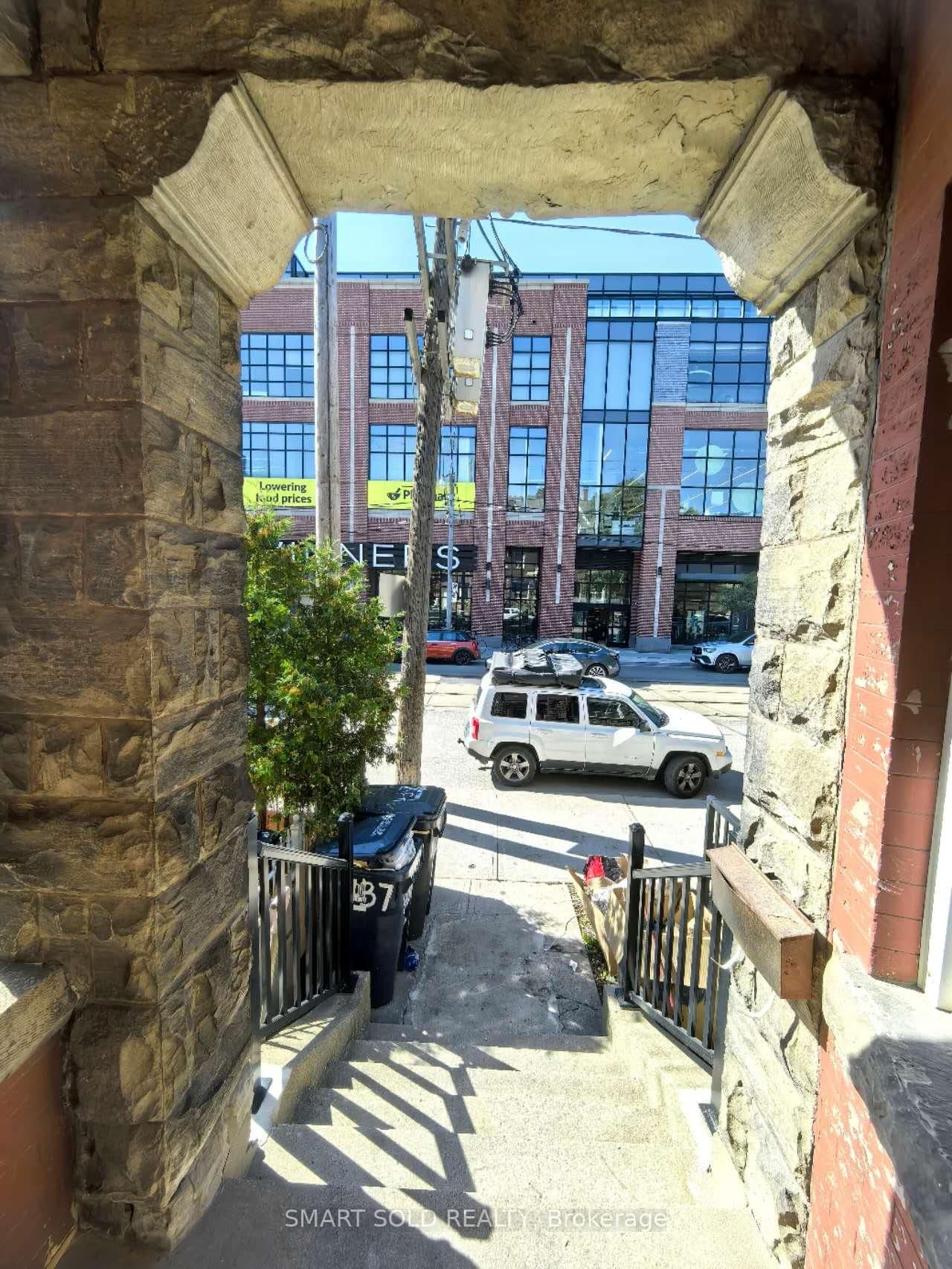 Upper 437 Bathurst Street thumbnail 2