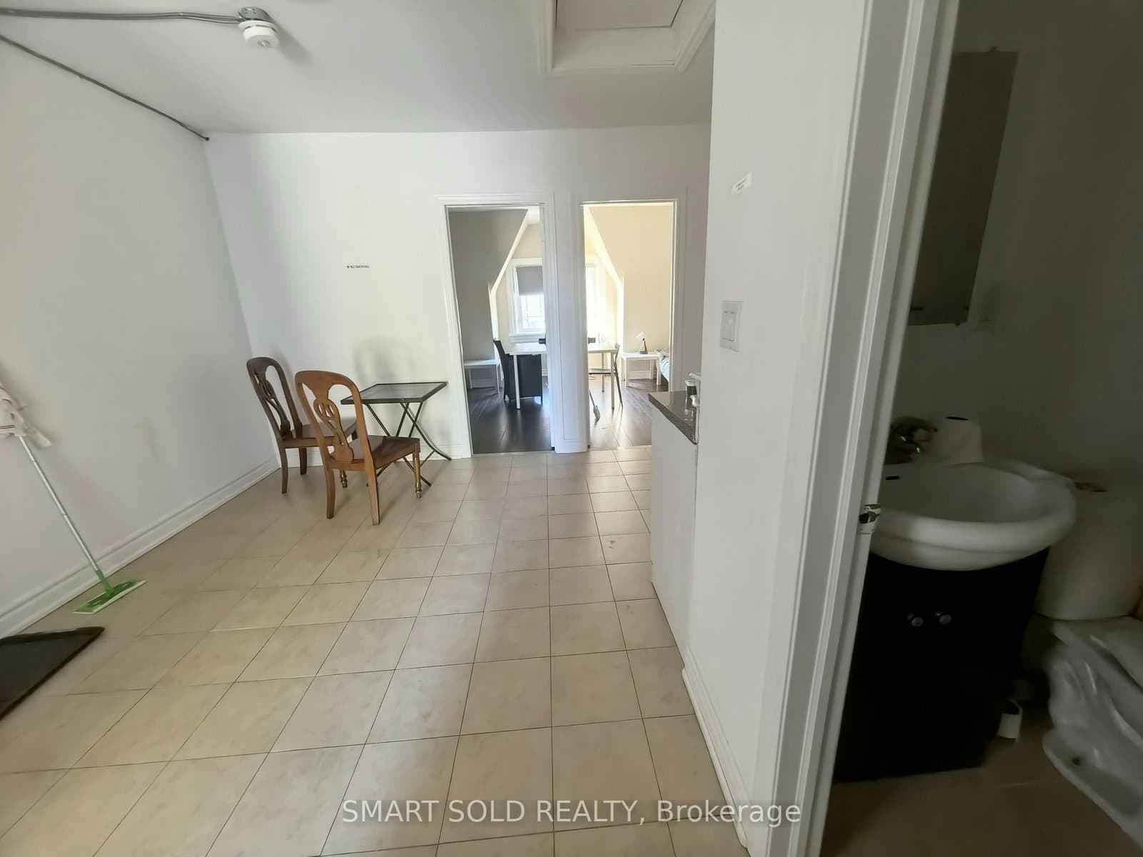 Upper 437 Bathurst Street thumbnail 8