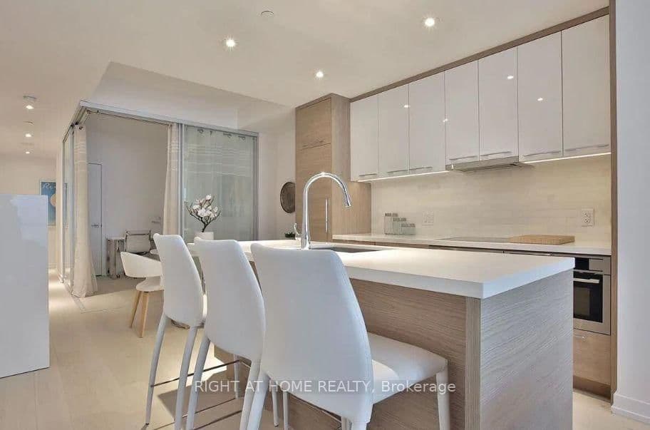 488 University Avenue, Unit 4208 thumbnail 3