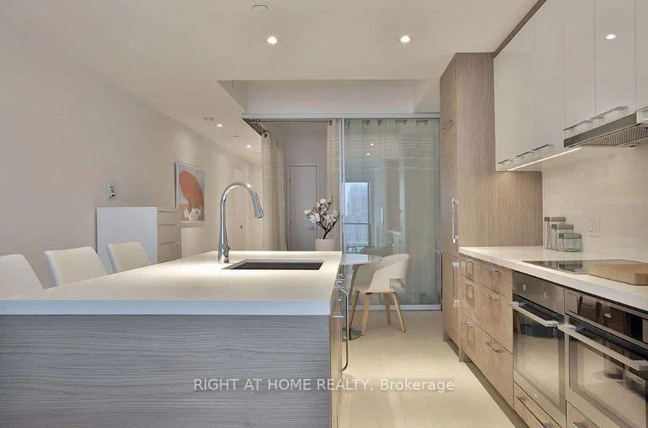 488 University Avenue, Unit 4208 thumbnail 4