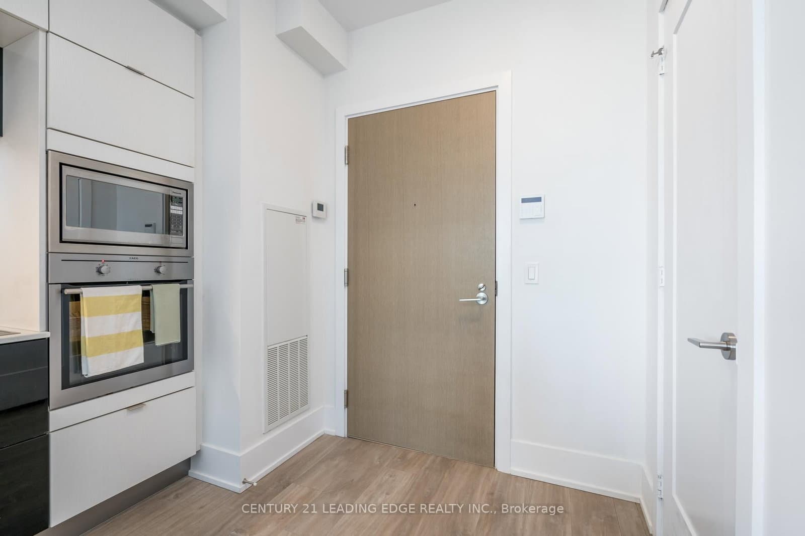 1 Edgewater Drive, Unit 919 thumbnail 3