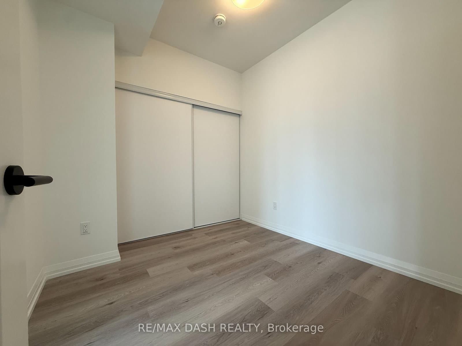 280 Dundas Street W, Unit 2709 thumbnail 3
