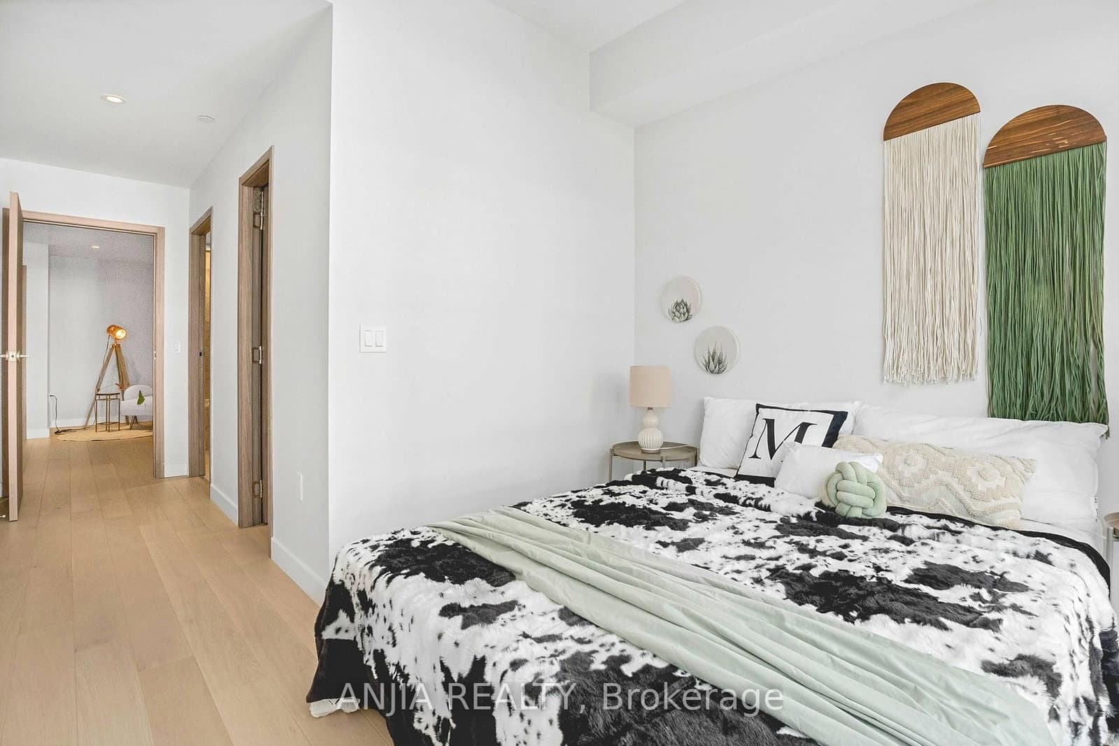 85 McMahon Drive, Unit TH607 thumbnail 19