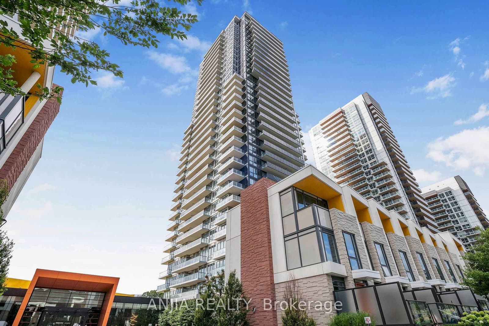 85 McMahon Drive, Unit TH607 thumbnail 2