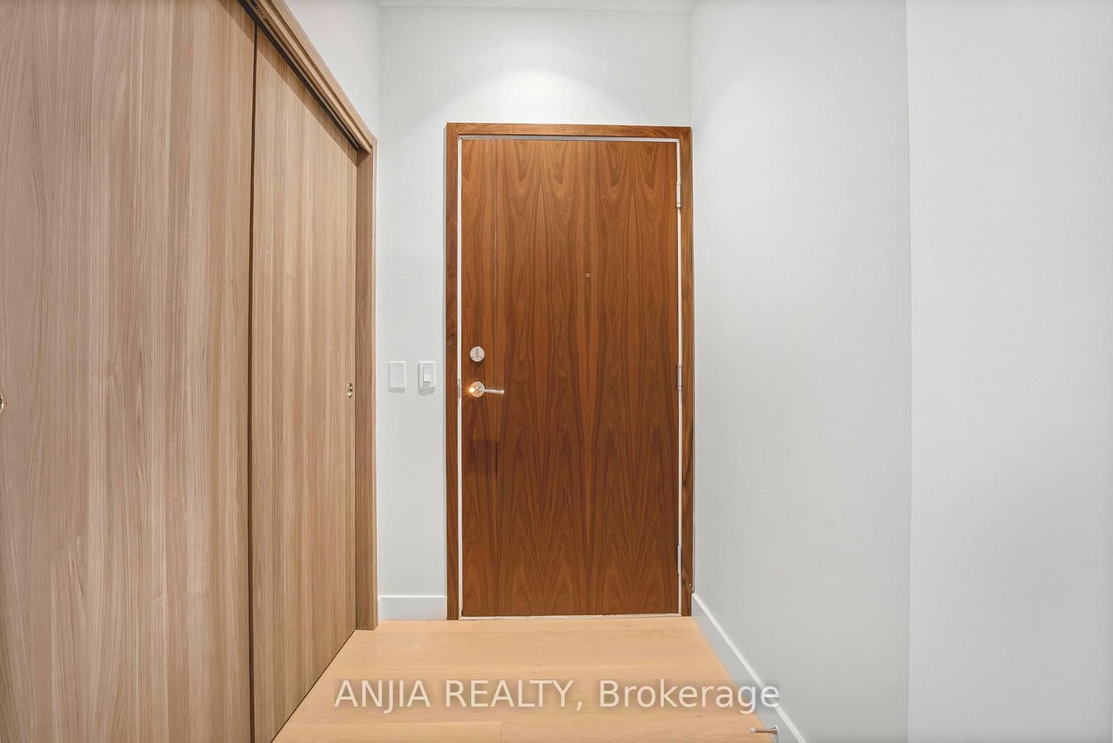 85 McMahon Drive, Unit TH607 thumbnail 4