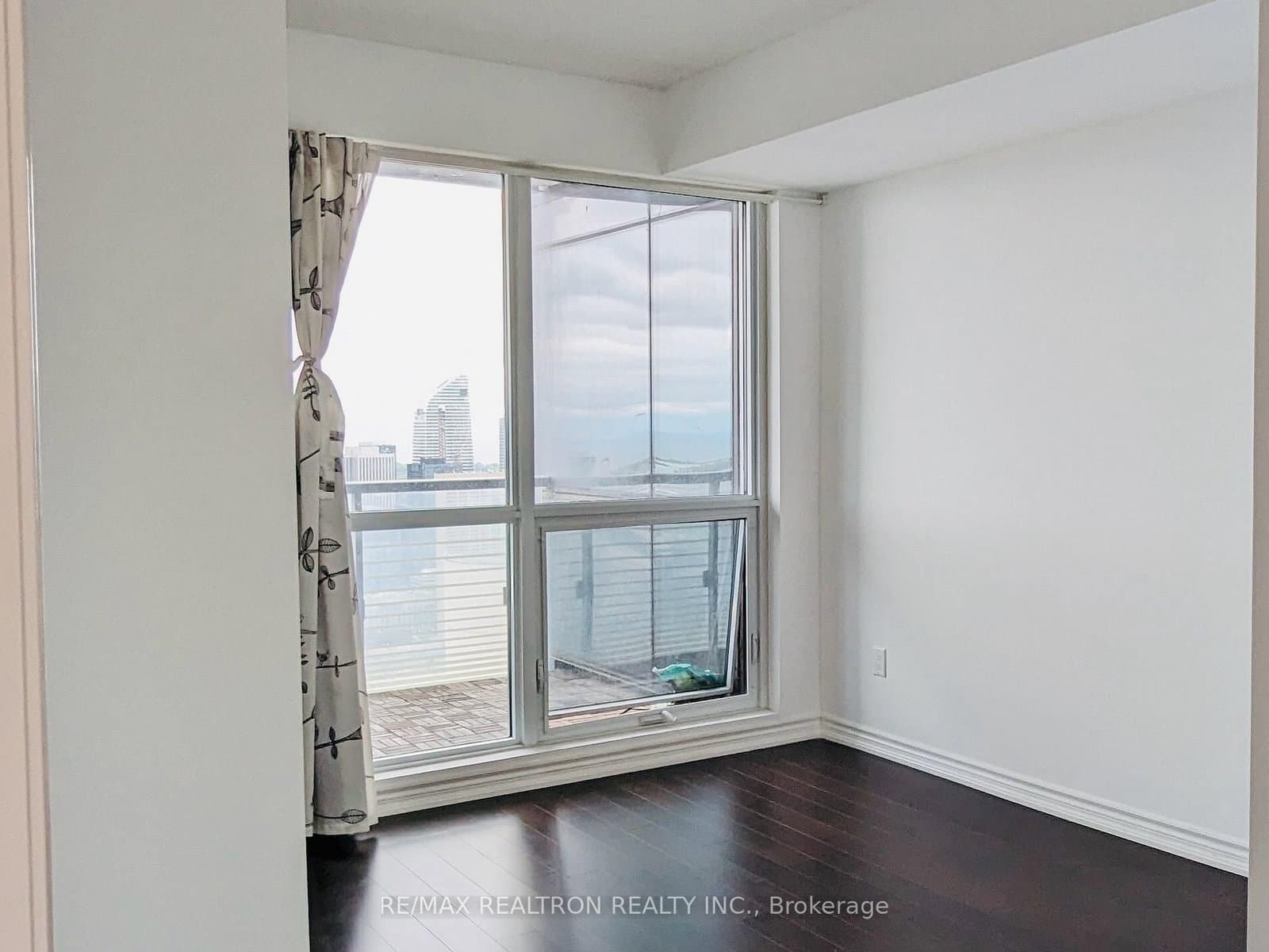 386 Yonge Street, Unit 5207 thumbnail 8