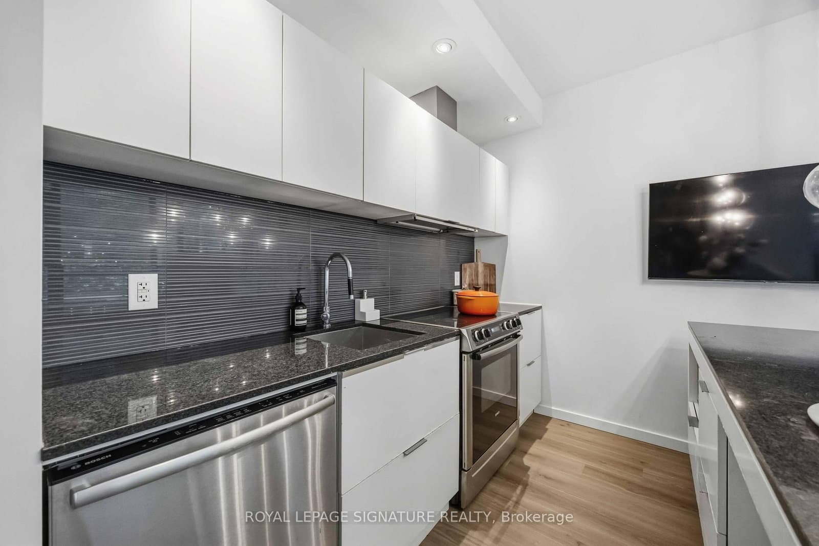 8 Charlotte Street, Unit 202 thumbnail 8
