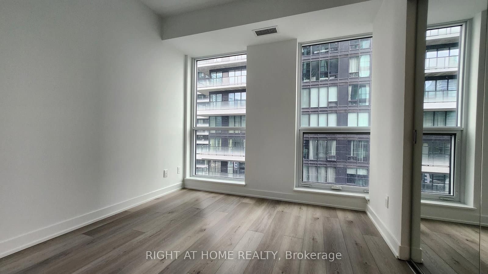 327 King Street W, Unit 2805 thumbnail 5