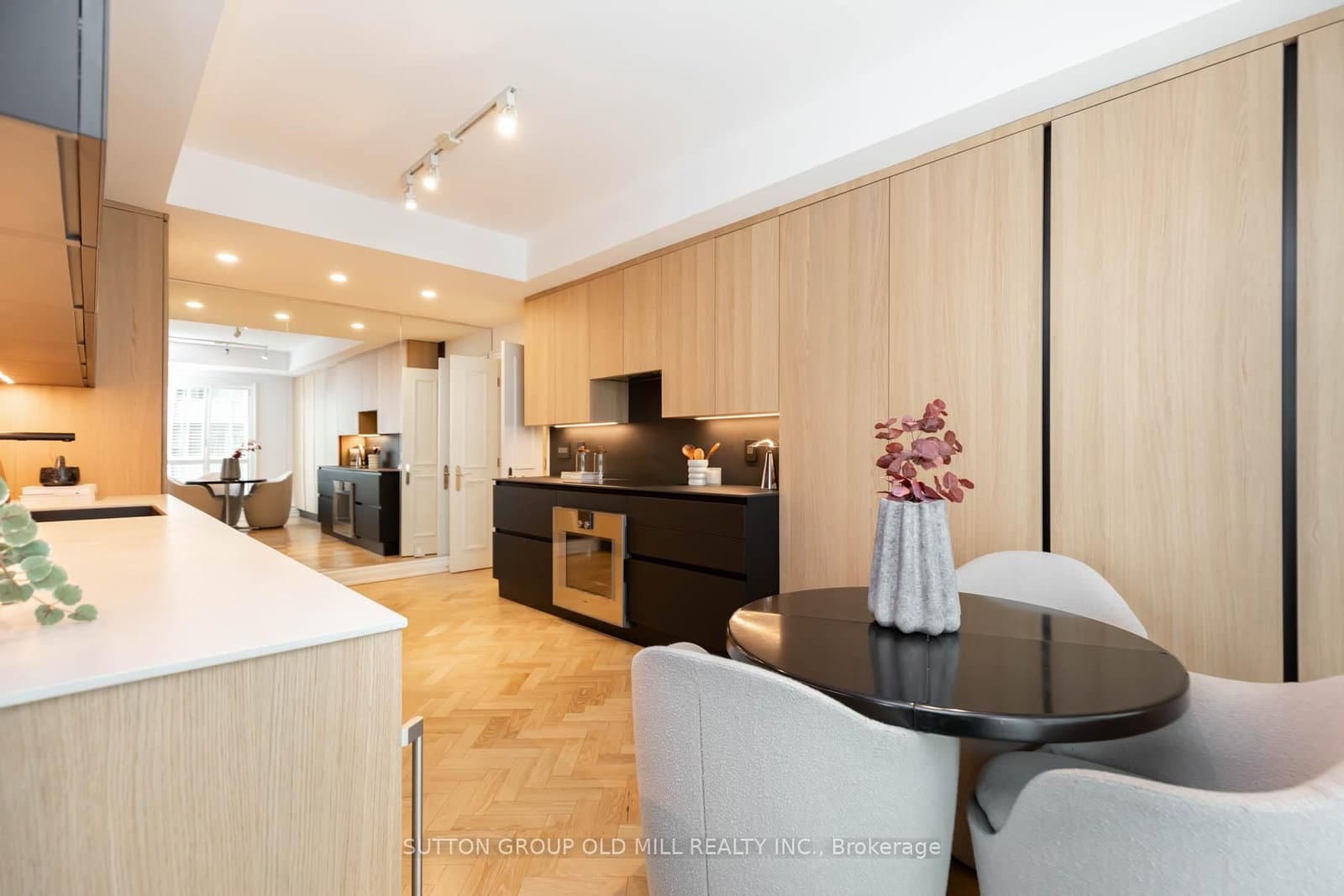 38 Avenue Road, Unit 700 thumbnail 17