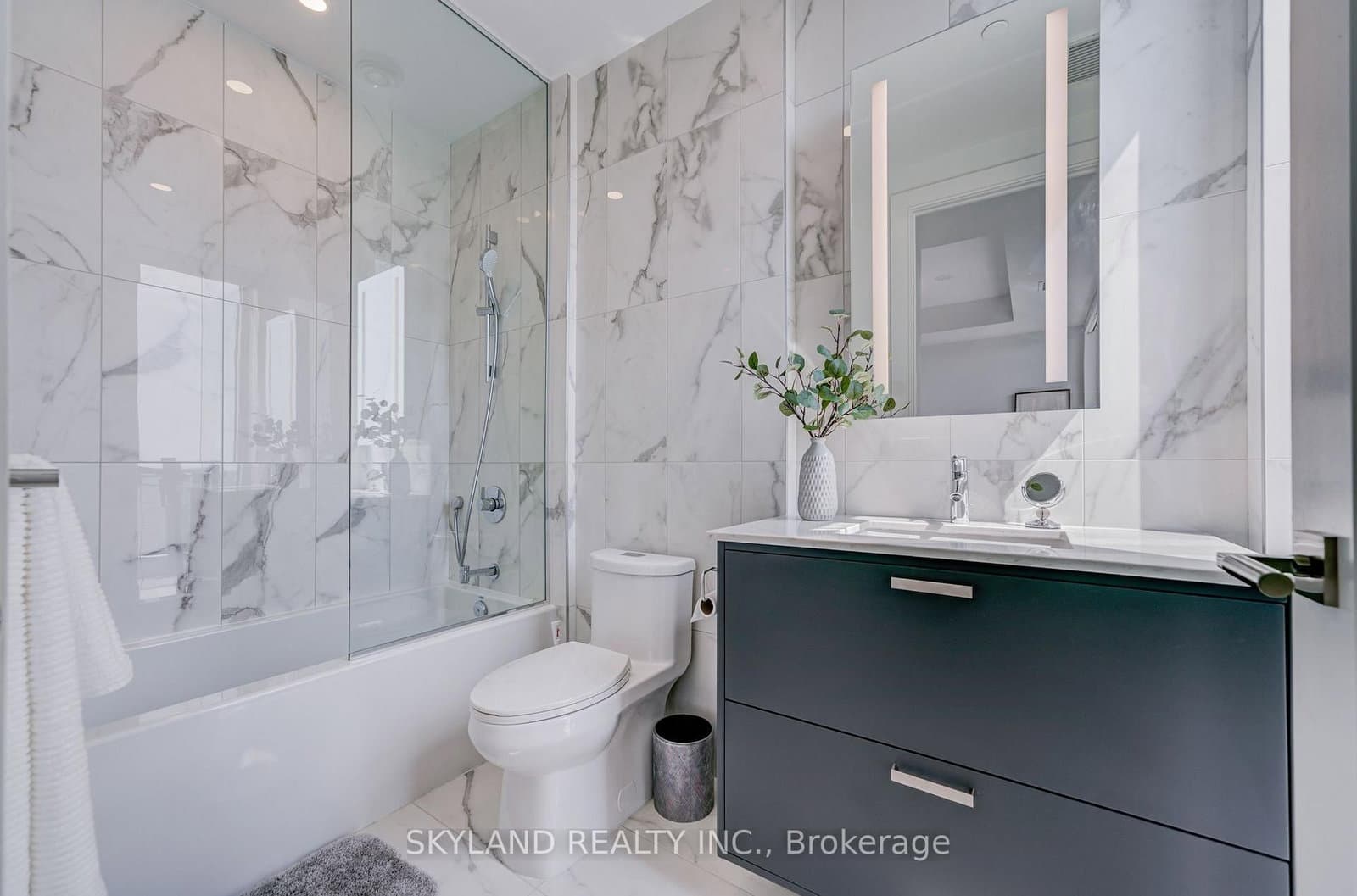 30 Inn On The Park Drive, Unit PH 09 thumbnail 32