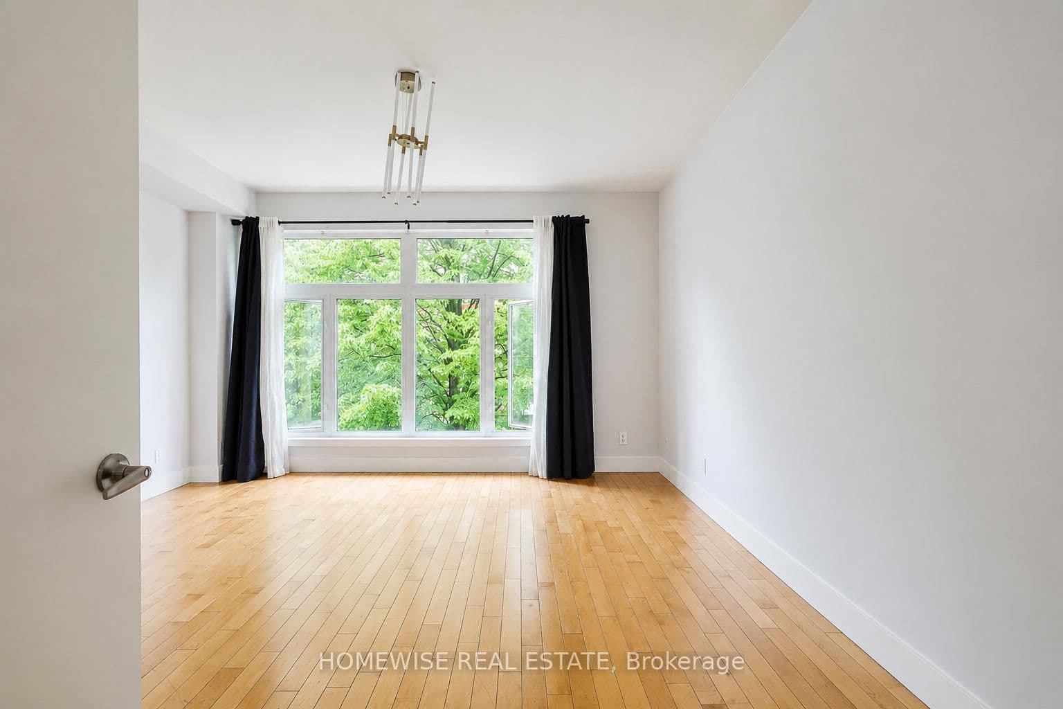 476 E King Street E thumbnail 13