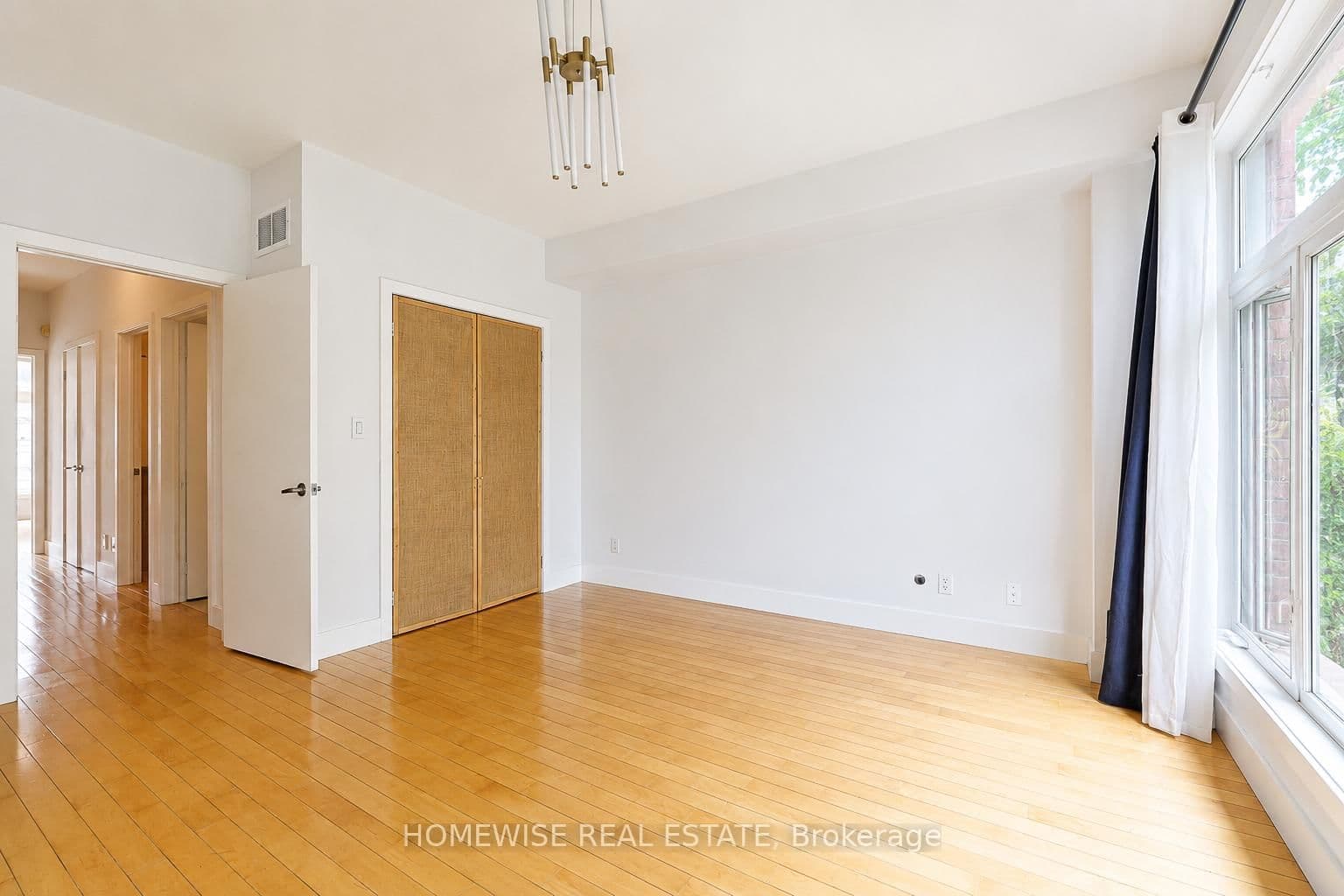 476 E King Street E thumbnail 14