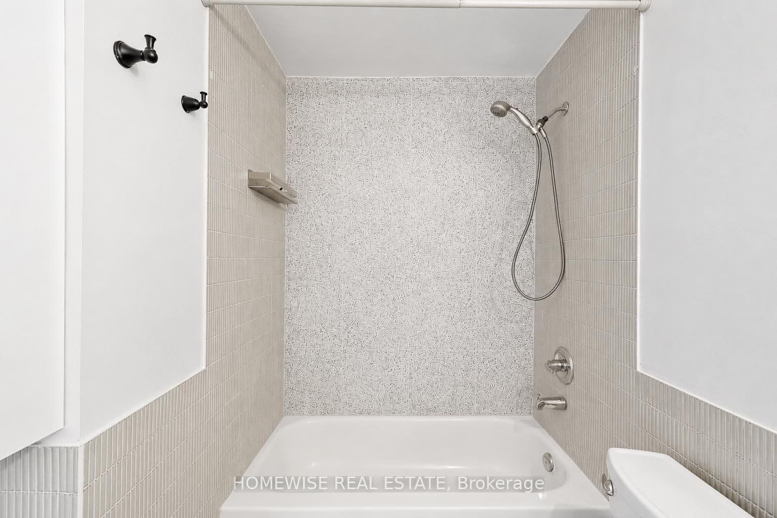 476 E King Street E thumbnail 16