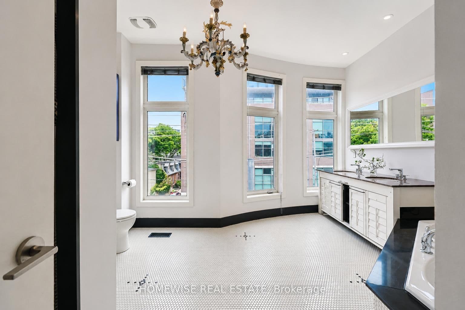 476 E King Street E thumbnail 22