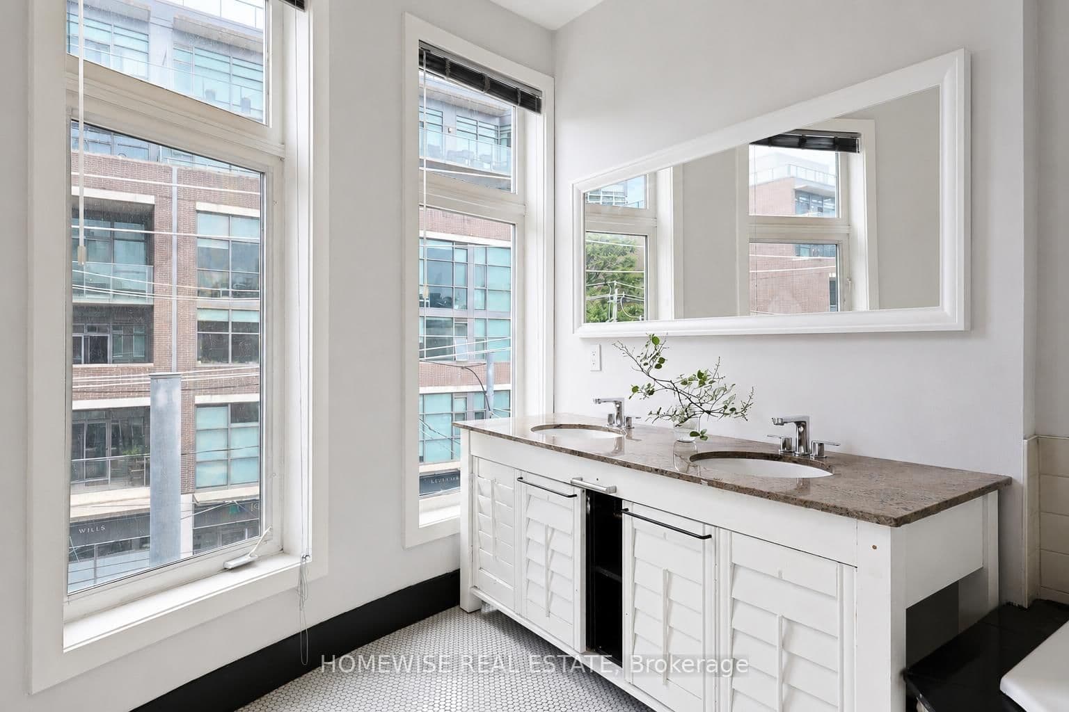 476 E King Street E thumbnail 23