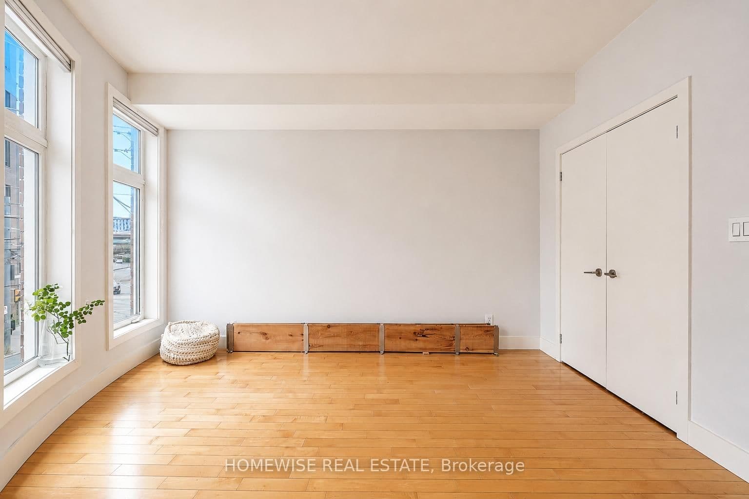 476 E King Street E thumbnail 27
