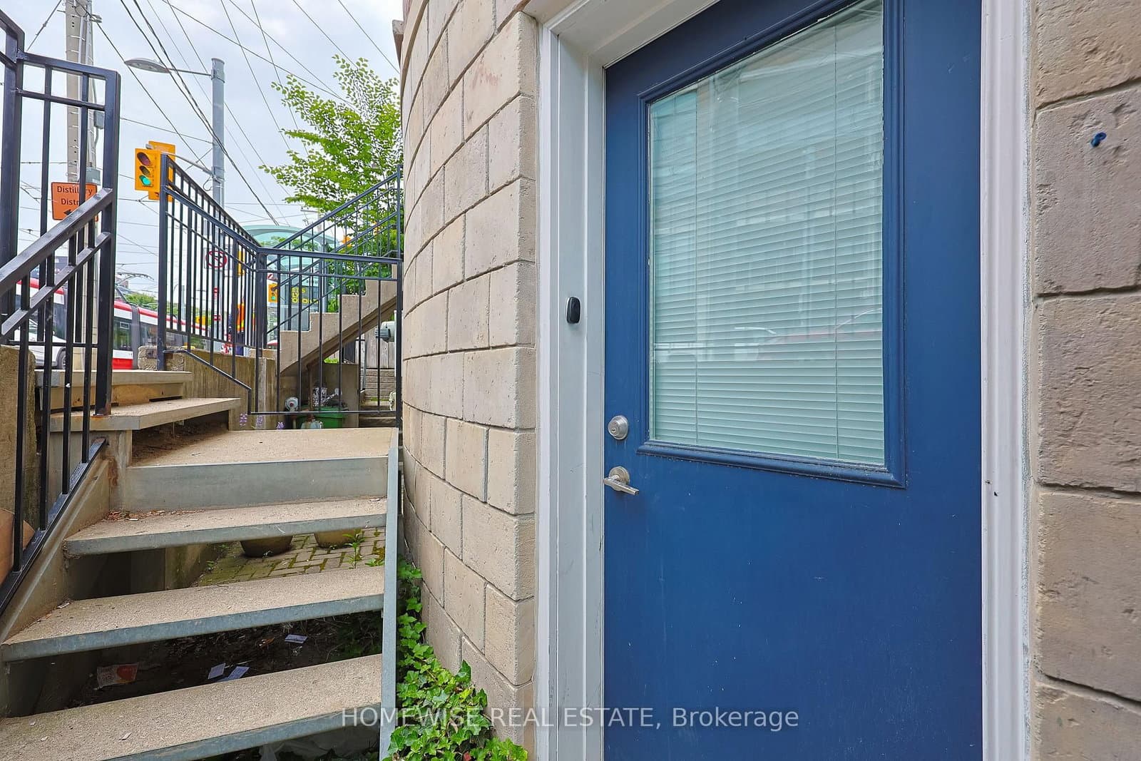 476 E King Street E thumbnail 30