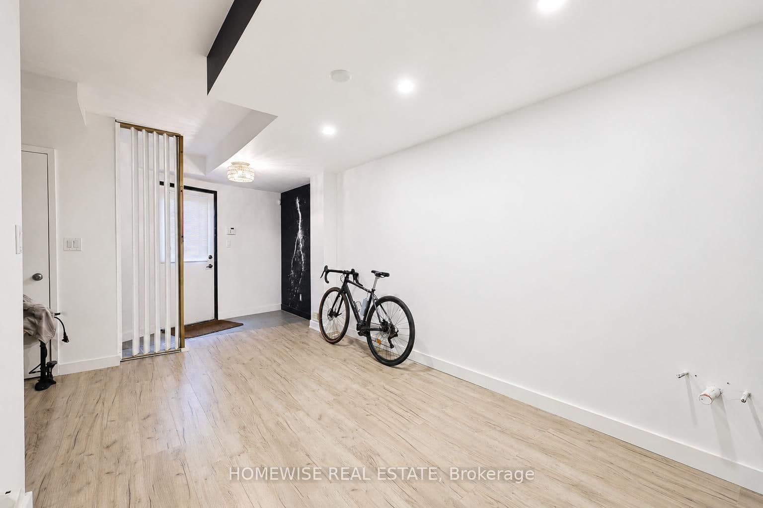 476 E King Street E thumbnail 32
