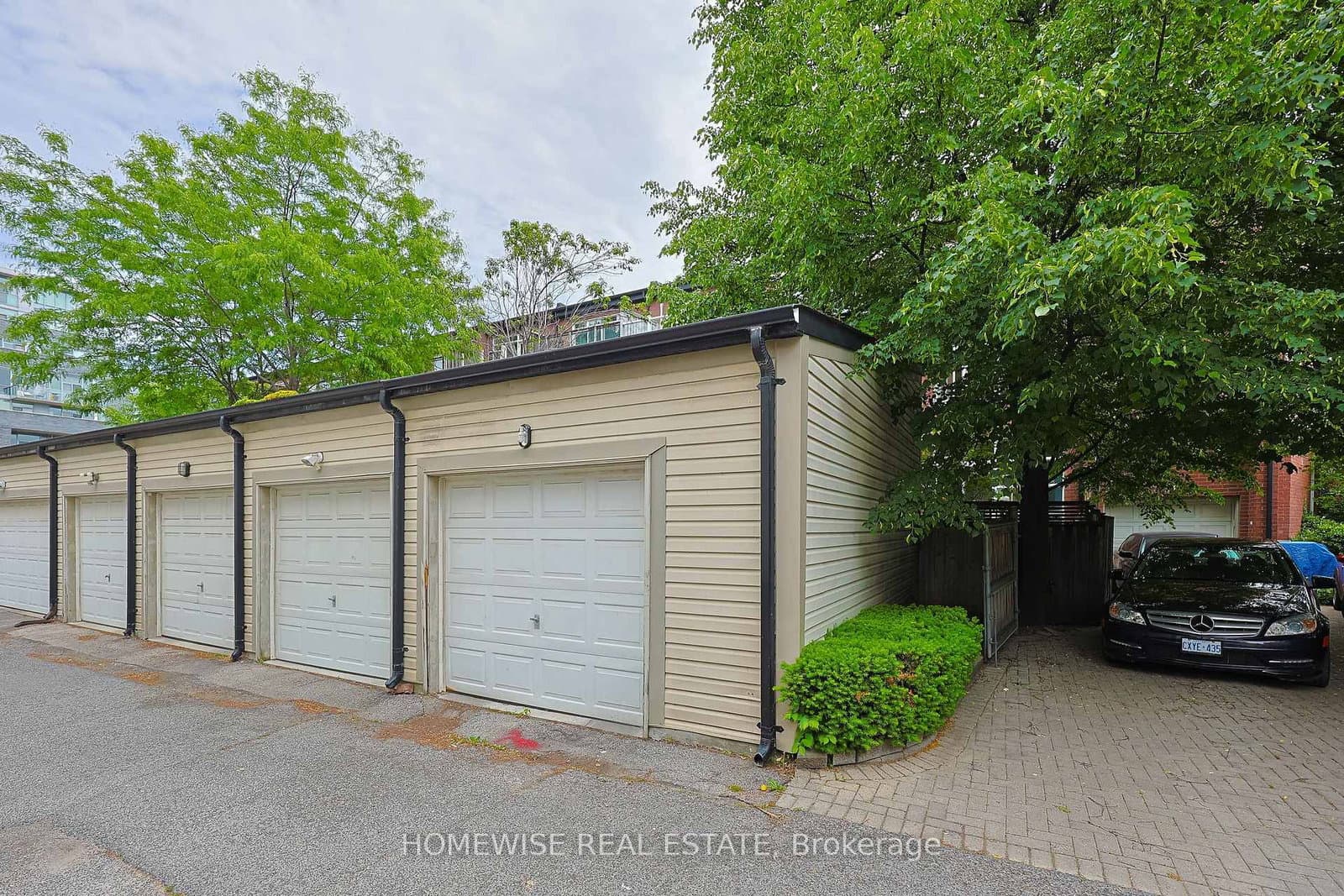 476 E King Street E thumbnail 36