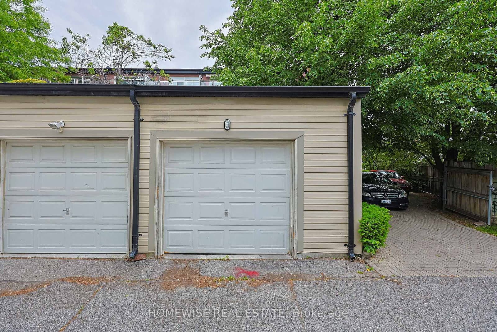 476 E King Street E thumbnail 37