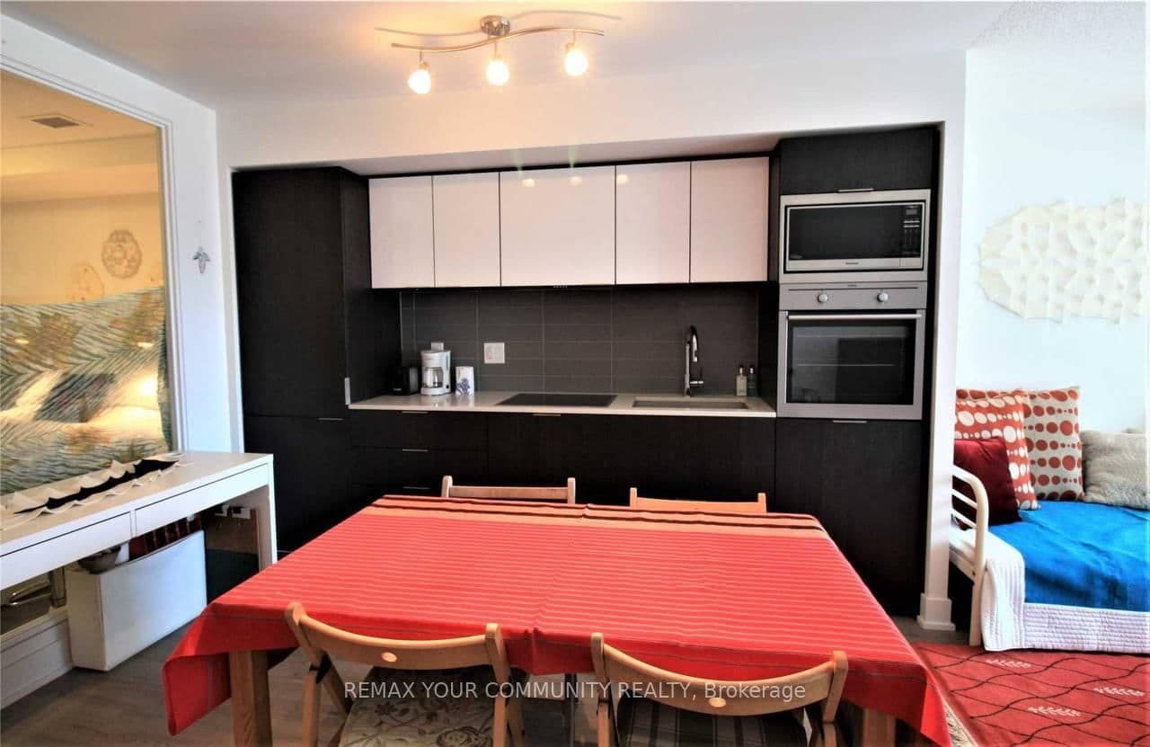318 Richmond Street W, Unit 913 thumbnail 9