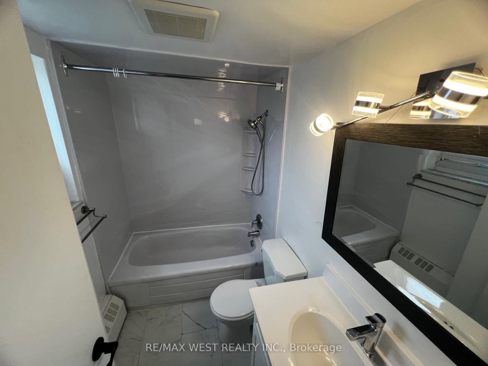 130 Neptune Drive, Unit 202 thumbnail 15