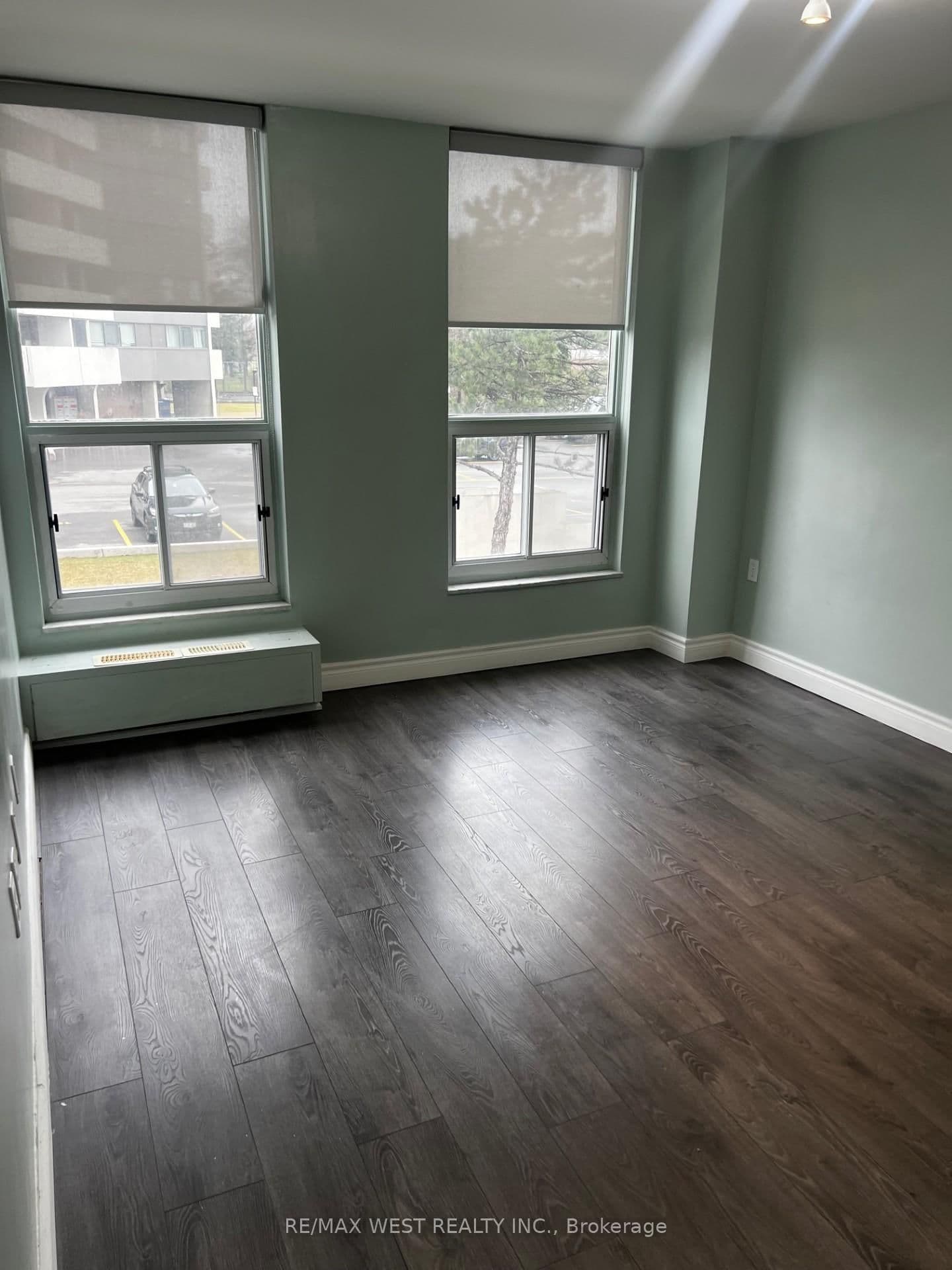 130 Neptune Drive, Unit 202 thumbnail 20