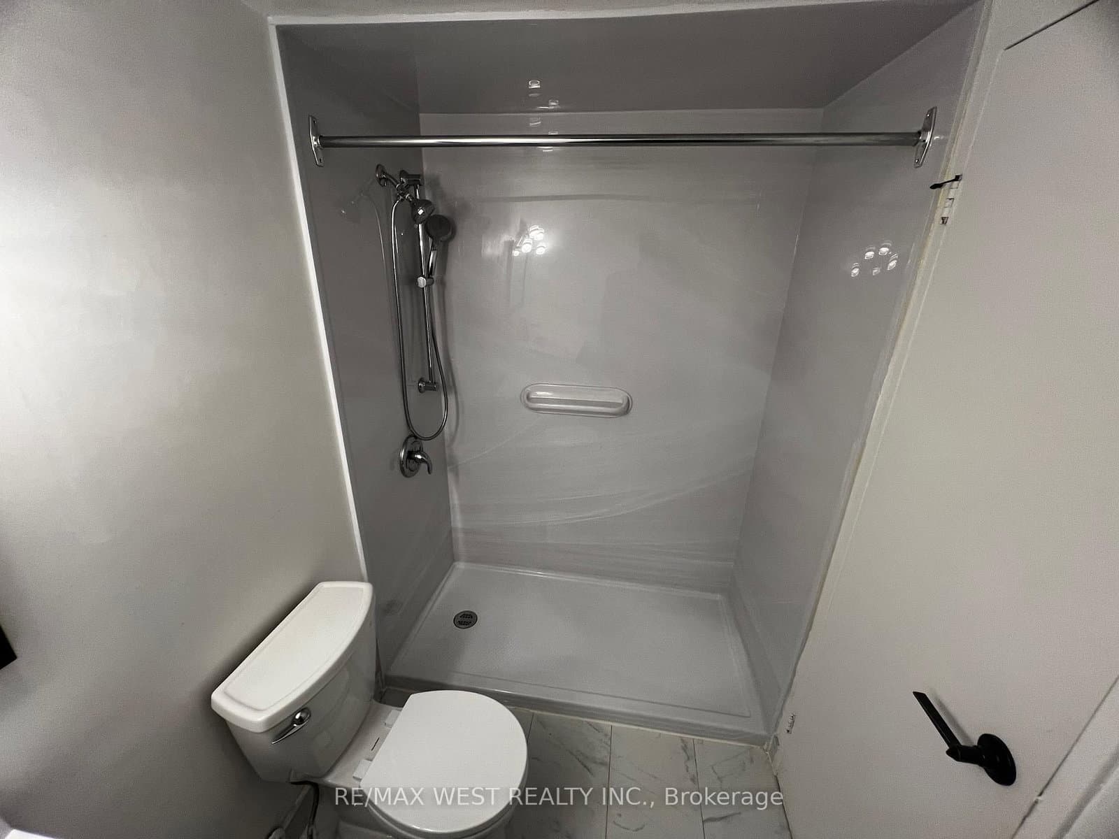 130 Neptune Drive, Unit 202 thumbnail 24