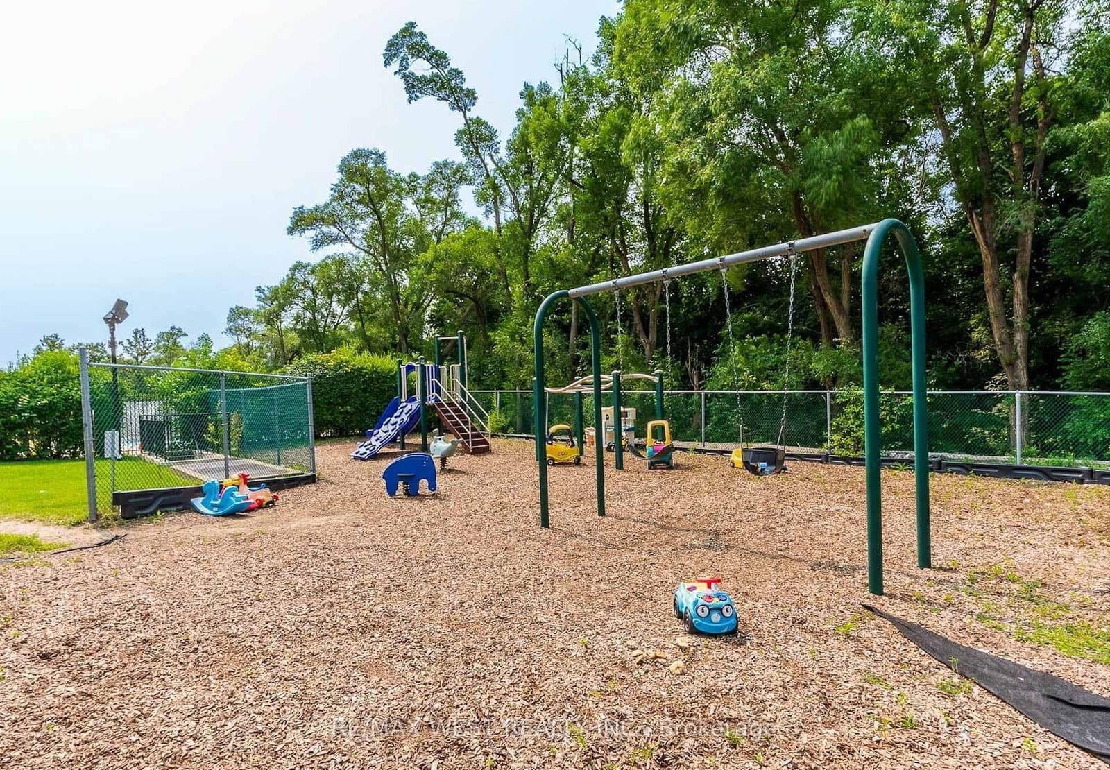 130 Neptune Drive, Unit 202 thumbnail 28