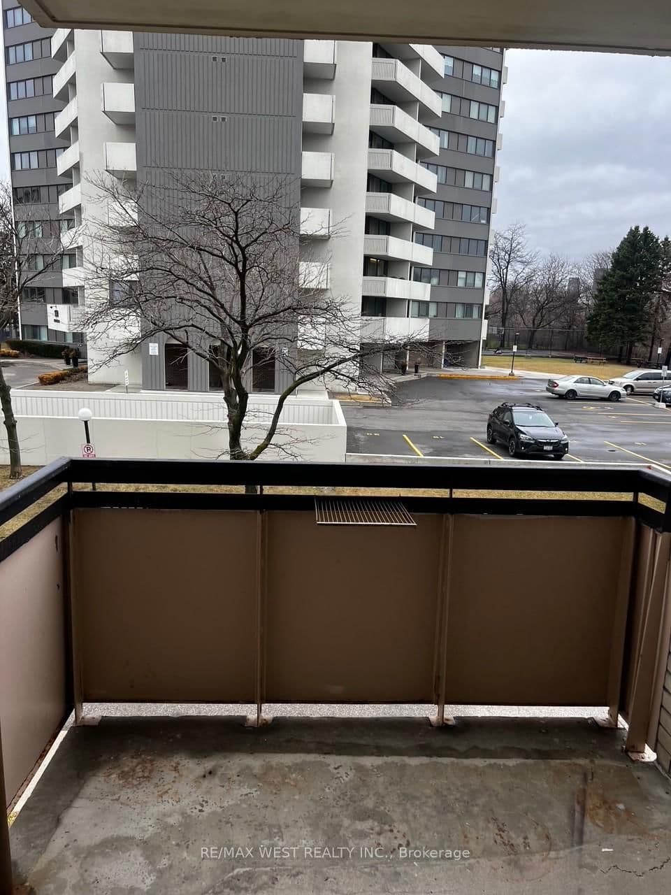 130 Neptune Drive, Unit 202 thumbnail 3