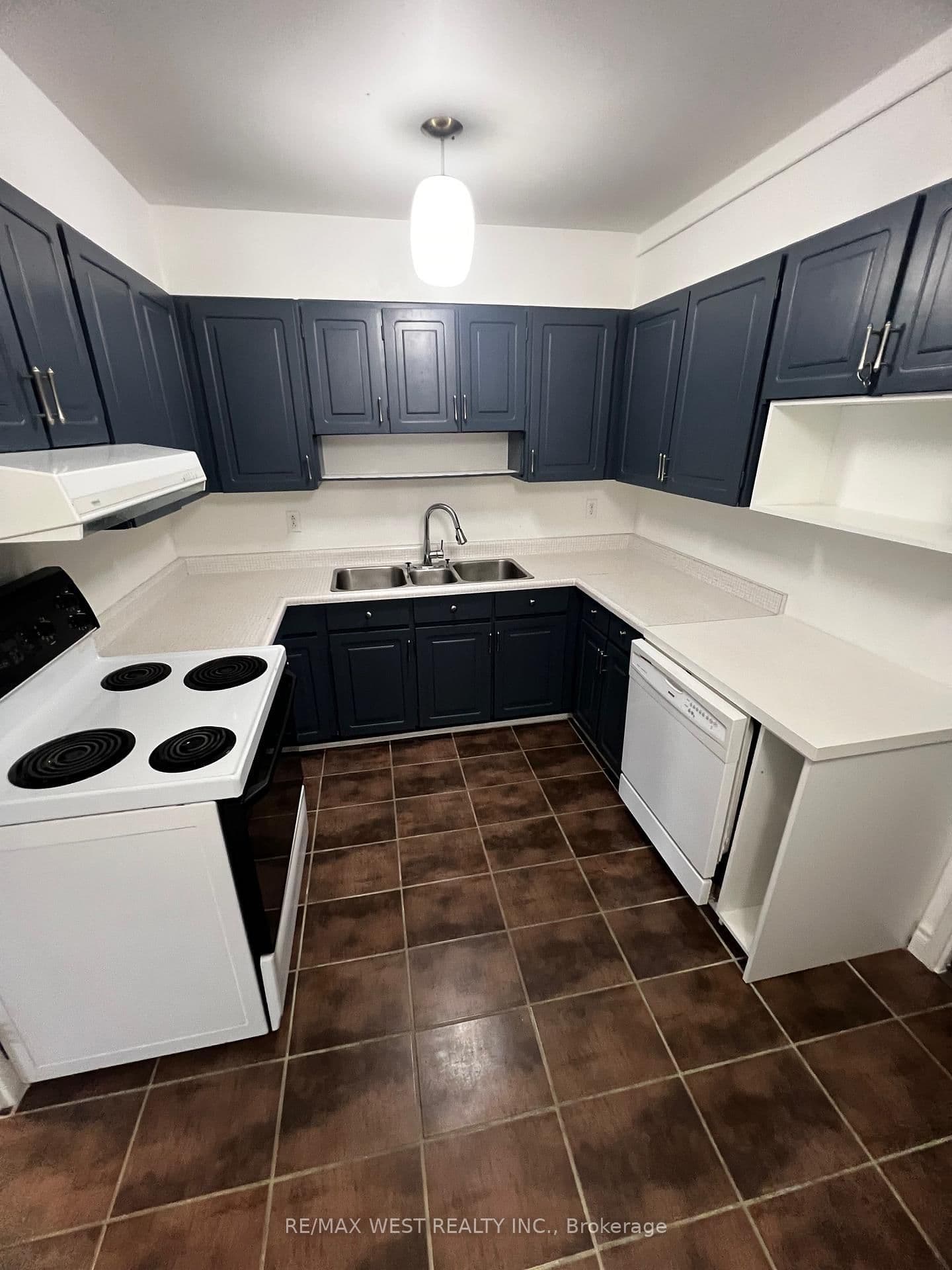 130 Neptune Drive, Unit 202 thumbnail 6