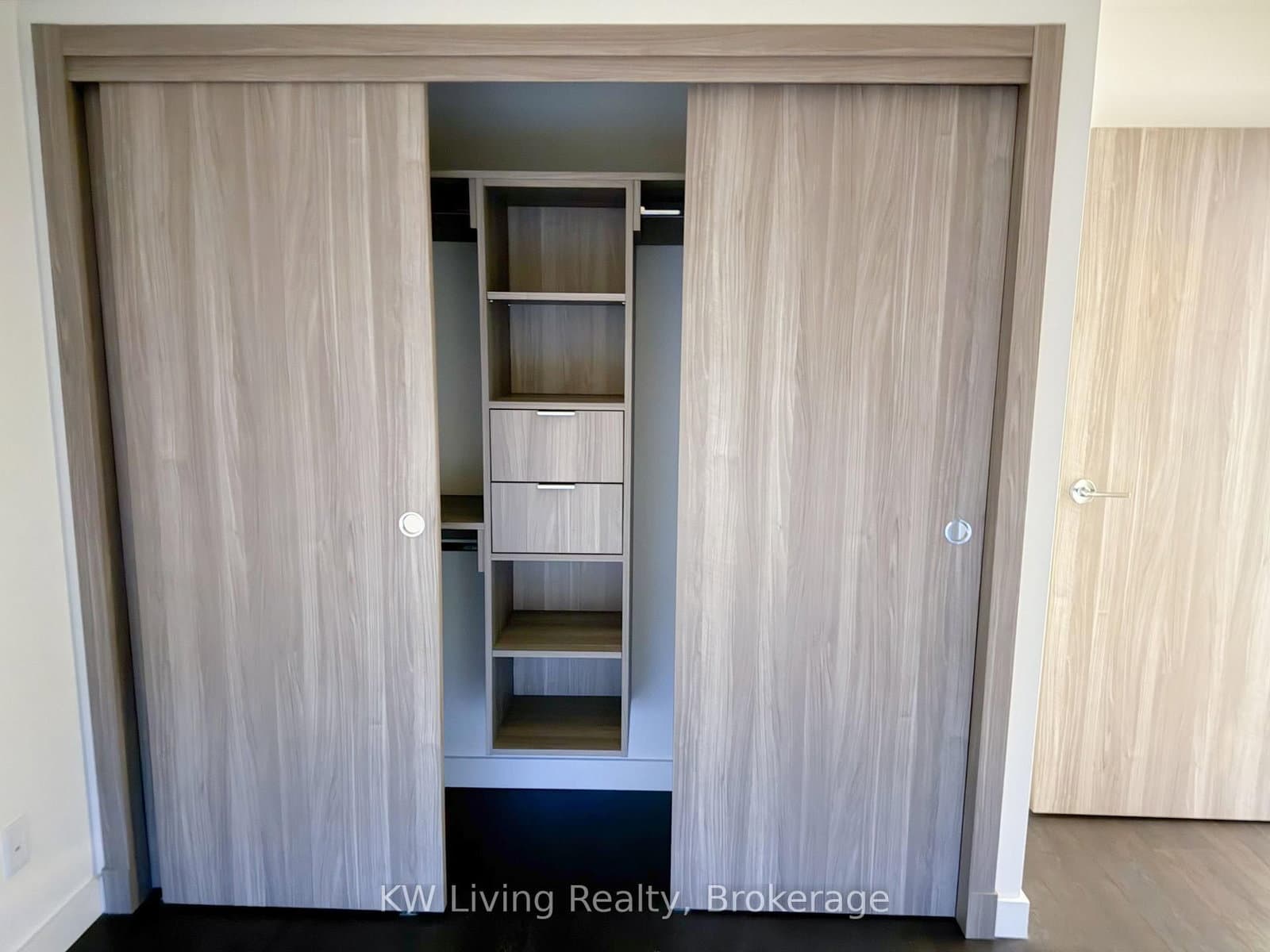 25 McMahon Drive, Unit 805 thumbnail 5