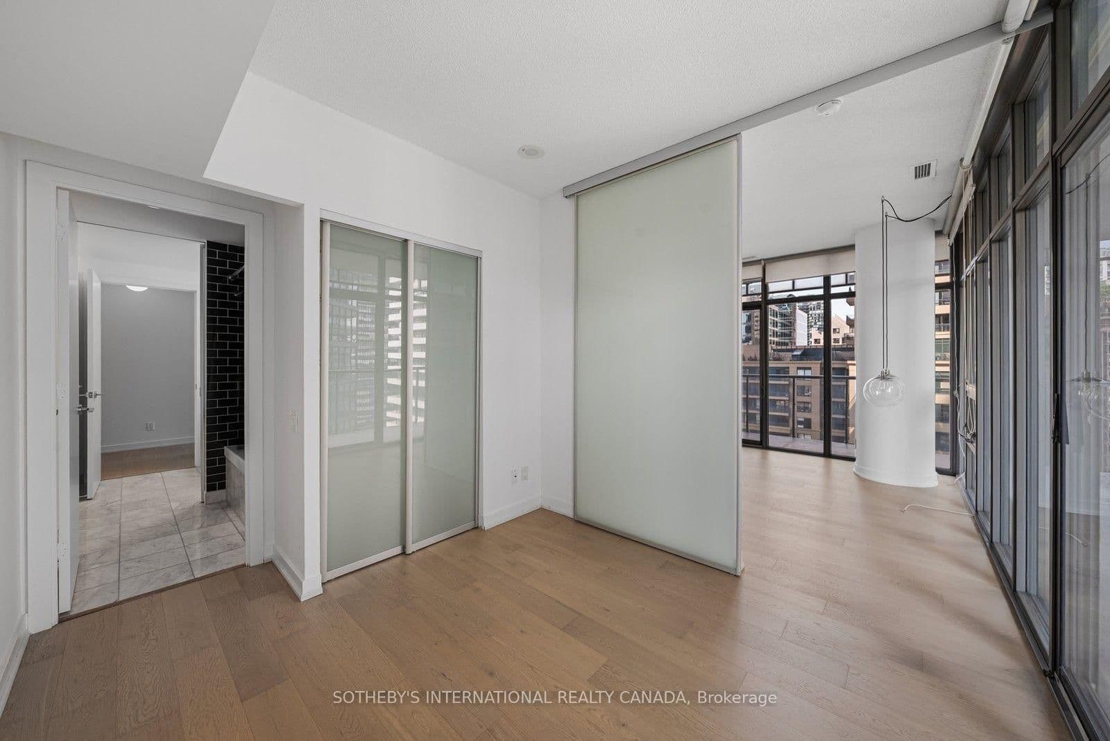 33 Charles Street E, Unit 1611 thumbnail 14