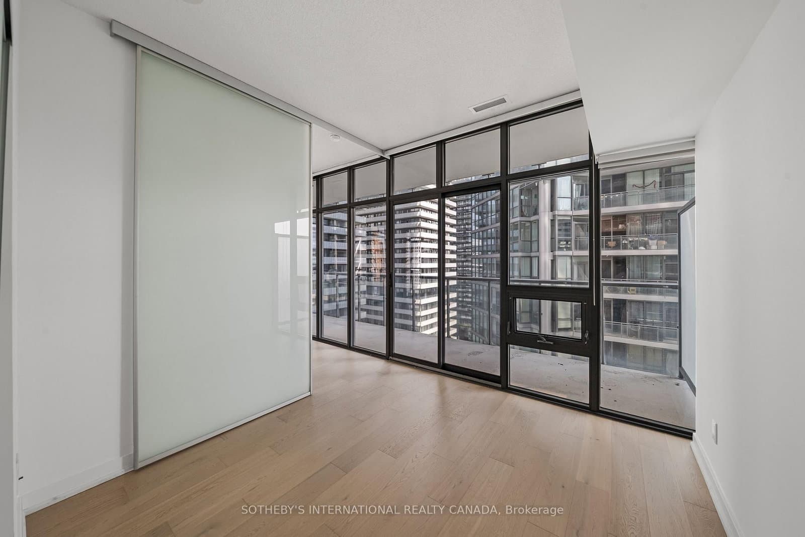 33 Charles Street E, Unit 1611 thumbnail 15