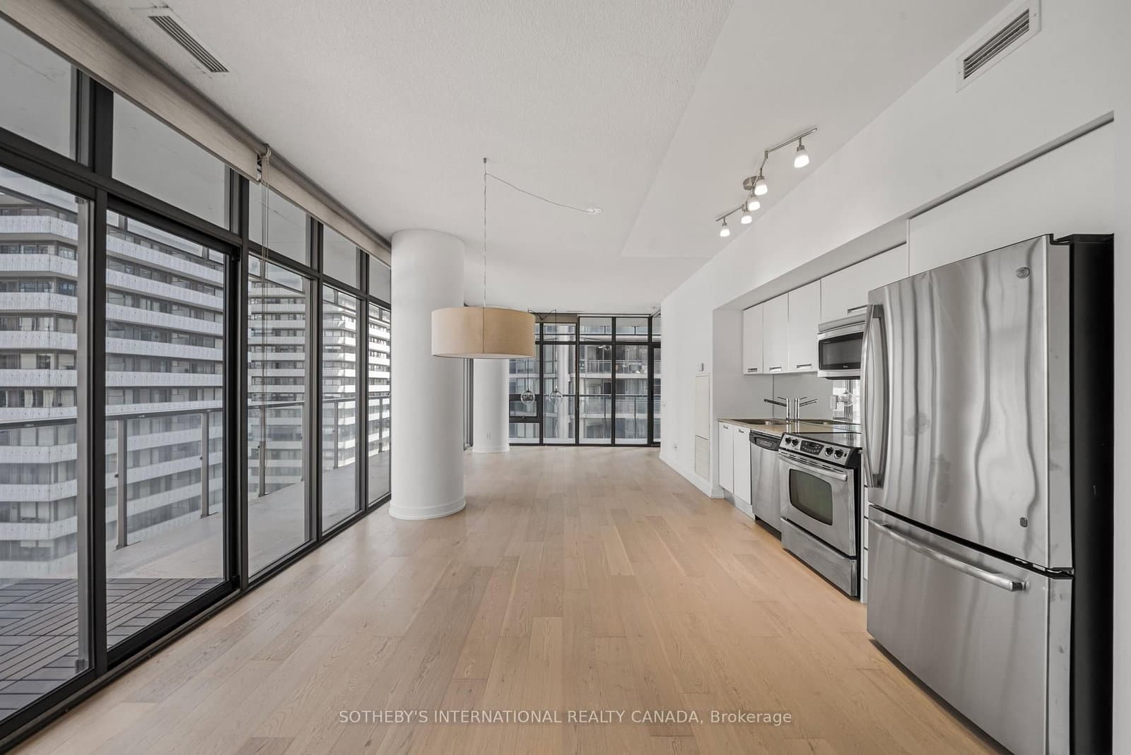 33 Charles Street E, Unit 1611 thumbnail 3