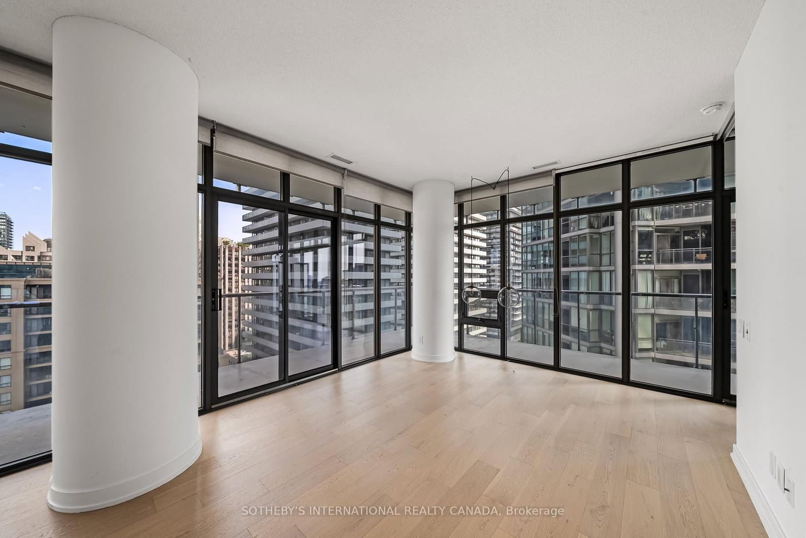 33 Charles Street E, Unit 1611 thumbnail 7