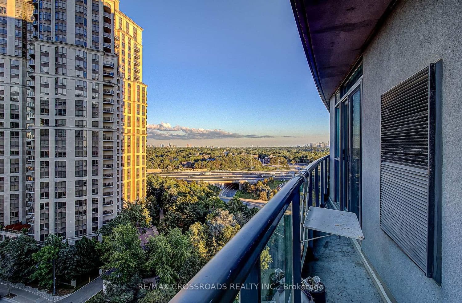 30 Harrison Garden Boulevard, Unit 1512 thumbnail 10