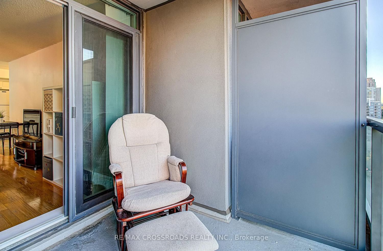 30 Harrison Garden Boulevard, Unit 1512 thumbnail 11