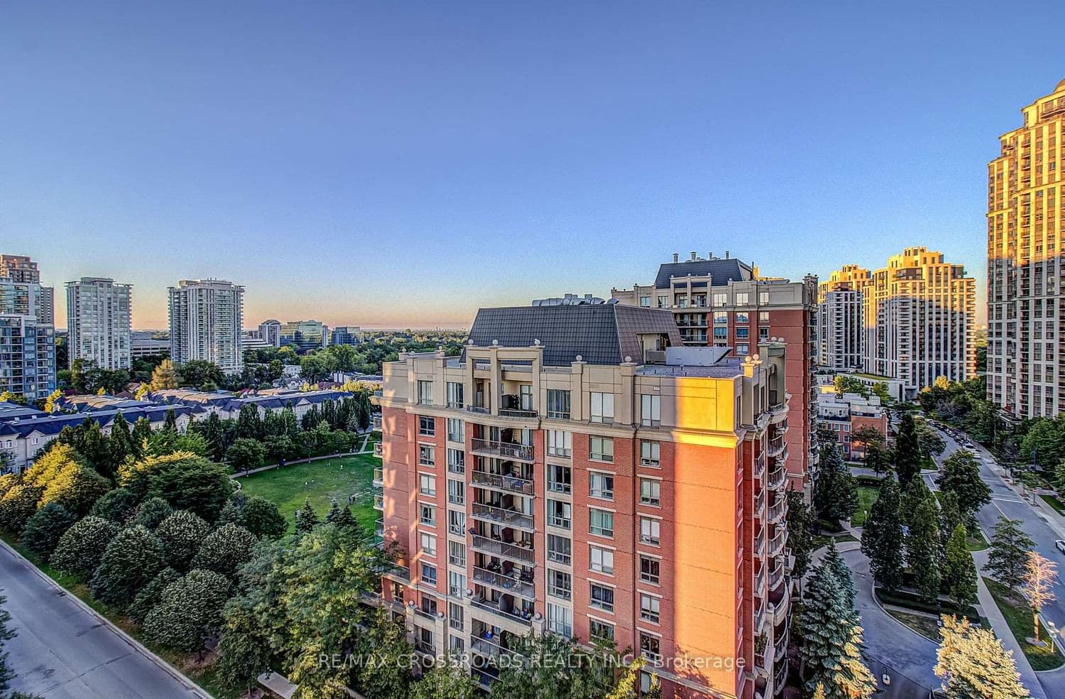 30 Harrison Garden Boulevard, Unit 1512 thumbnail 12