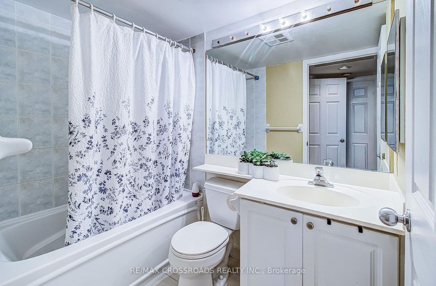 30 Harrison Garden Boulevard, Unit 1512 thumbnail 16