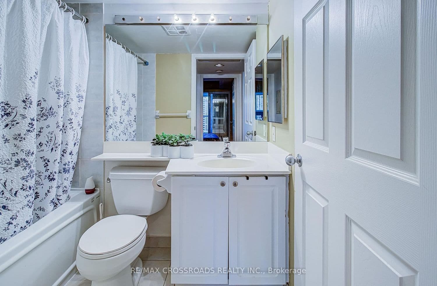 30 Harrison Garden Boulevard, Unit 1512 thumbnail 17